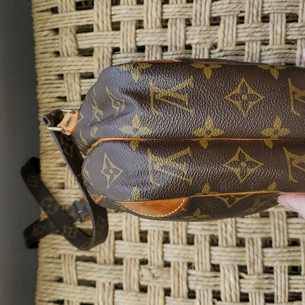 Louis Vuitton Vintage Monogram Amazone Crossbody Bag - Picture 13 of 16